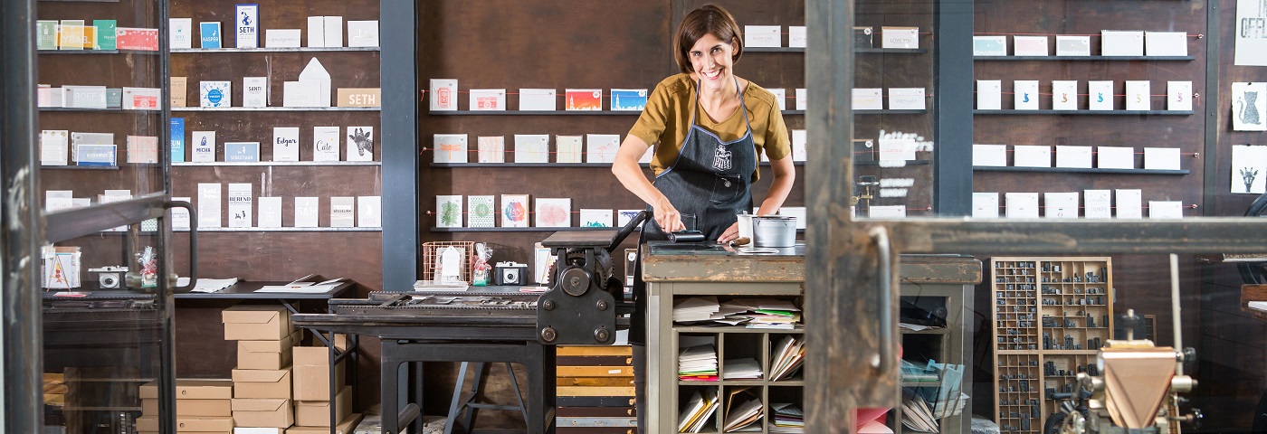 Ondernemer aan het werk in een winkel