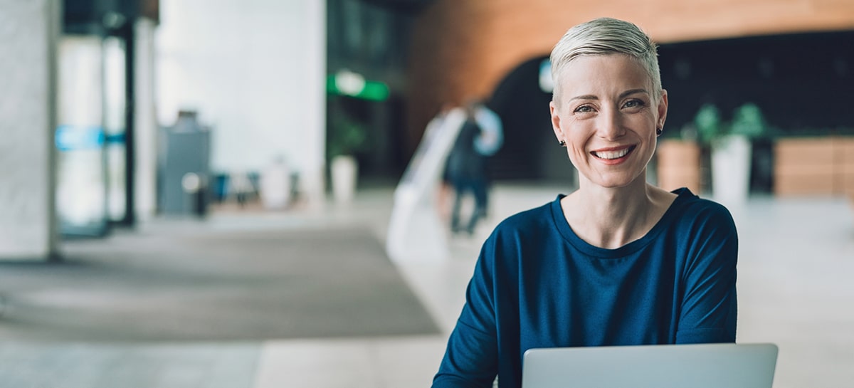 Vrouw achter laptop op kantoor