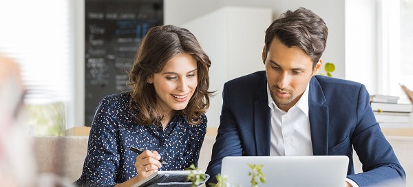 vrouw en man achter laptop