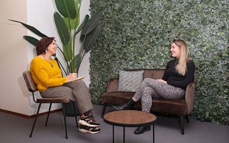 man en vrouw in gesprek