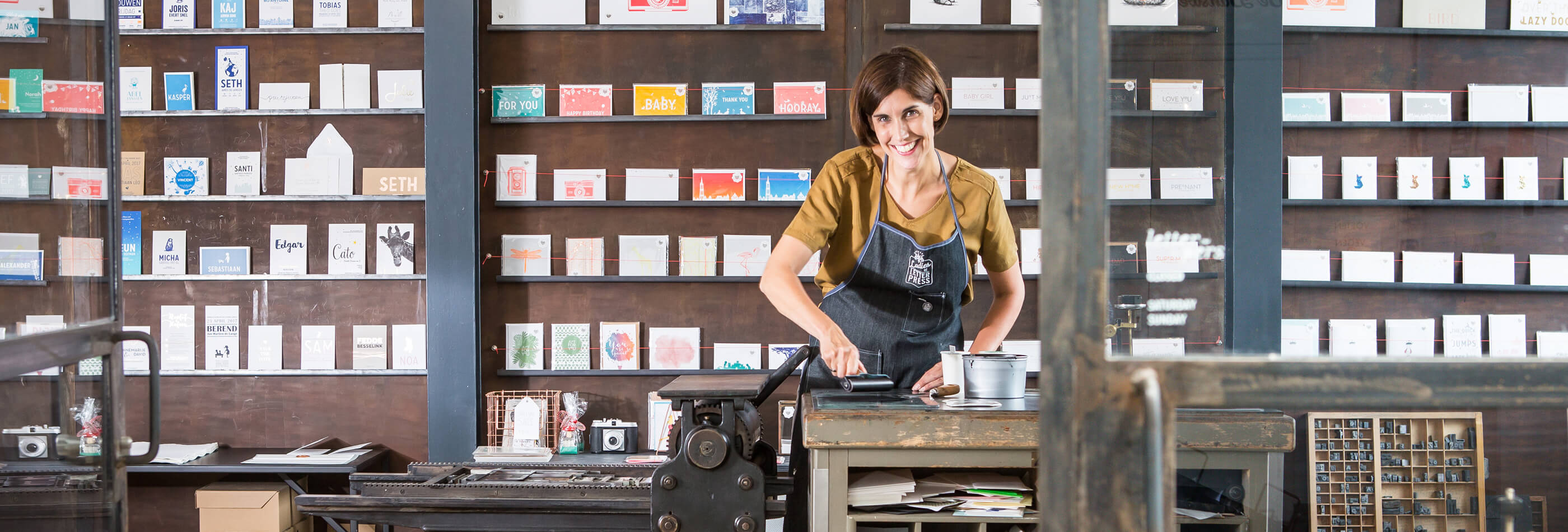 Ondernemer aan het werk in een winkel