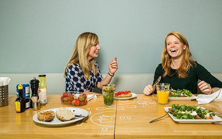 2 vrouwen aan het lunchen