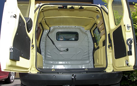 bestelauto met achterdeuren open