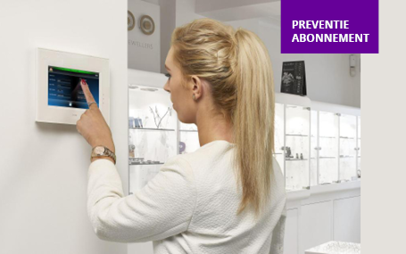 vrouw stelt alarm in