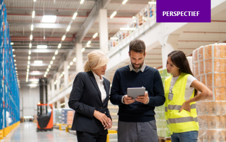 mensen in een magazijn