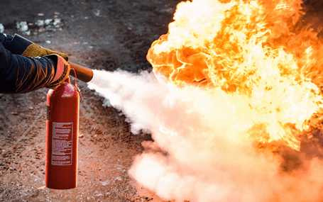 brand blussen met brandblusser